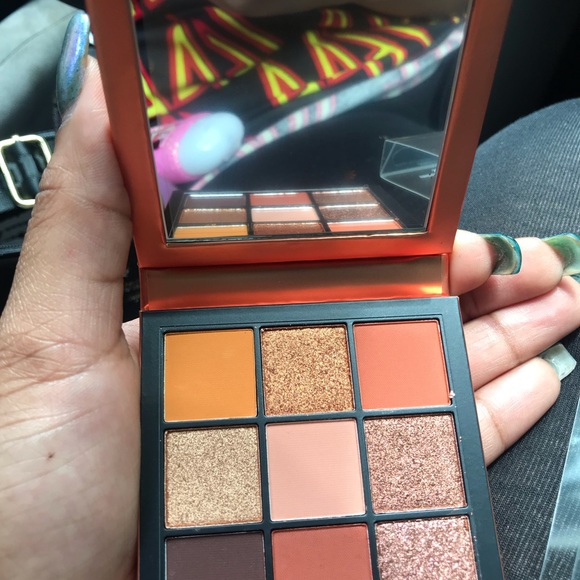 Huda beauty eyeshadow palette - Picture 3 of 3